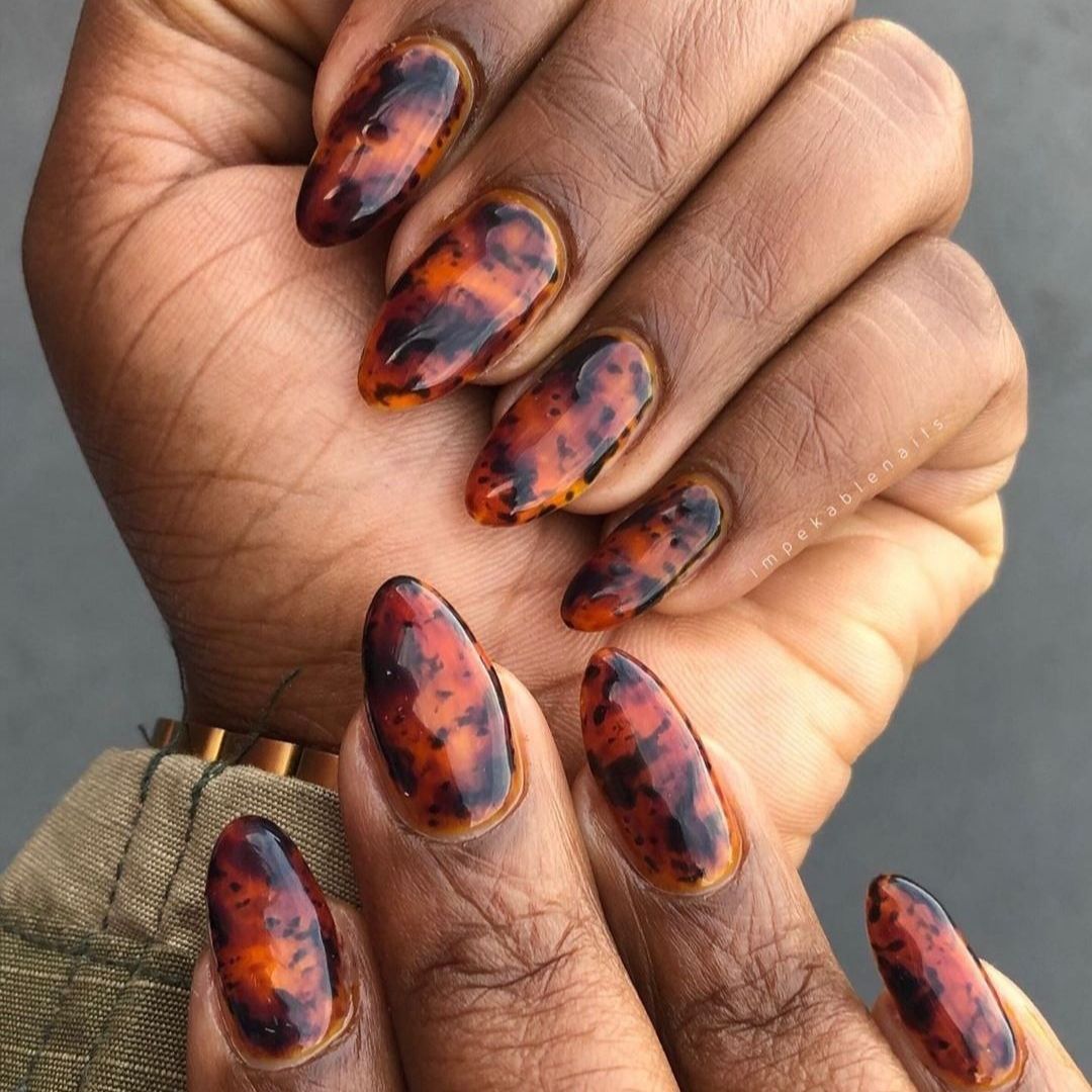 Halloween almond-shaped nails