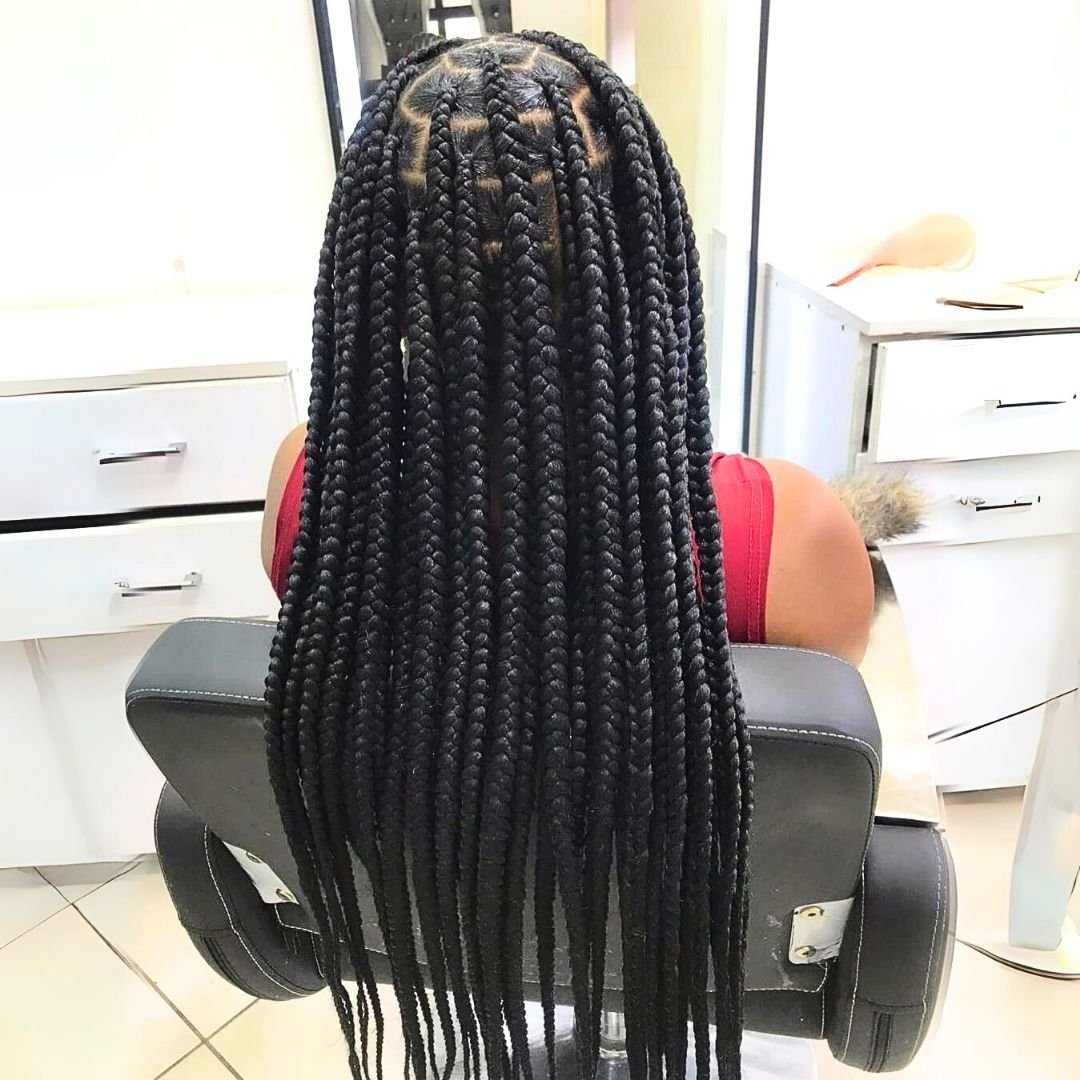 Knotless box braids on black women