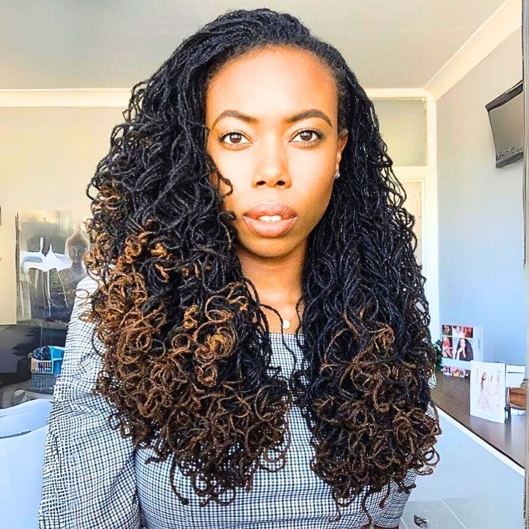 curly sisterlocs hairstyle on women
